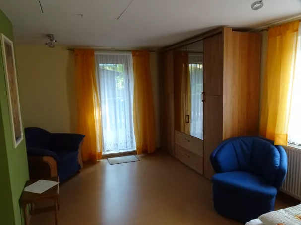 leseecke-und-terassentur-im-grossen-schlafzimmer